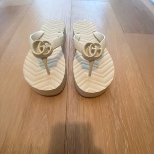 GUCCI Chevron flip flops